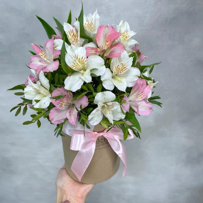 Букет цветов "Шляпная коробка Комплимент солнцу"